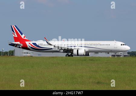 UK Government Airbus A321 VIP jet gestito da Titan Airways che arriva all'aeroporto di Stansted con il primo ministro Boris Johnson a bordo dopo il vertice del G7 Foto Stock