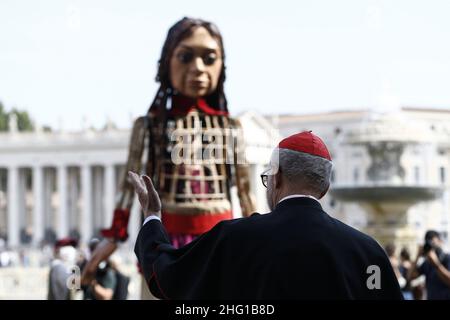 Cecilia Fabiano/ LaPresse Settembre 10 , 2021 Roma (Italia) News oggi i visitatori di Piazza San Pietro a Roma sono stati accolti con lo spettacolo di un burattino alto 3,5 metri chiamato “Little Amal”, Allestito nei pressi del monumento “Angeli unawares” all’interno del colonnato del Bernini per richiamare l’attenzione sulla situazione dei rifugiati. Nel Pic: Little Amal Foto Stock