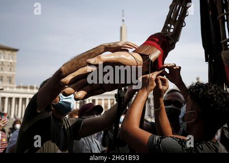 Cecilia Fabiano/ LaPresse Settembre 10 , 2021 Roma (Italia) News oggi i visitatori di Piazza San Pietro a Roma sono stati accolti con lo spettacolo di un burattino alto 3,5 metri chiamato “Little Amal”, Allestito nei pressi del monumento “Angeli unawares” all’interno del colonnato del Bernini per richiamare l’attenzione sulla situazione dei rifugiati. Nel Pic: Little Amal Foto Stock