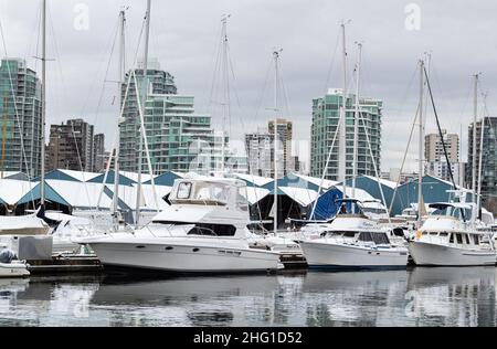 Vancouver British Columbia, Canada. Paesaggio urbano invernale di Vancouver con yacht e barche nel porto-26 dicembre 2021. Nessuno, vista sulla strada, Foto Stock