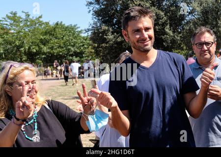 Mauro Scrobogna /LaPresse 12 settembre 2021 Roma, Italia Politica elezioni comunali di Roma - Raggi M5S campagna elettorale nella foto: L'ex Alessandro di Battista i M5S durante il picnic elettorale Virginia Raggi al parco della caffarella Foto Stock