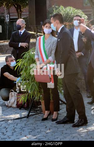 Mauro Scrobogna /LaPresse Seprtember 14, 2021&#xa0; Roma, Italia News Farnesina - inaugurazione del 'Viale dei giusti della Farnesina' nella foto il Sindaco di Roma Virginia raggi, il Ministro degli Esteri Luigi di Maio Foto Stock