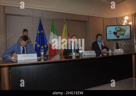 Foto Francesco Militello Mirto/LaPresse 16 settembre 2021 Palermo, ItaliaSport Ciclismo verso Palazzo d&#x2019;Orleans, sede della Presidenza della Regione Siciliana, &#xe8; stato presentato il giro di Sicilia 2021.nella foto: il Governatore della Sicilia nello Musumeci, l&#x2019;assessore allo sport e turismo Manlio Messina e l&#x2019;Amministratore Delegato di RCS Sport, Paolo BellinoPhoto Francesco Militello Mirto/LaPresse 16 settembre 2021 Palermo, Italia Sport Cycling Conferenza di presentazione stampa per 'il giro di Sicilia 2021' a Palazzo d'Orleans. Nella foto: Nello Musumeci, Manlio Foto Stock