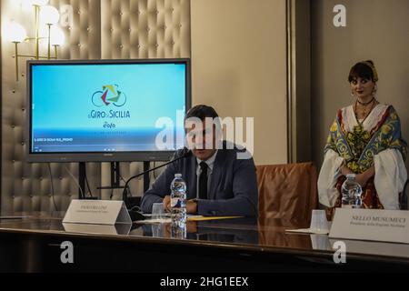 Foto Francesco Militello Mirto/LaPresse 16 settembre 2021 Palermo, ItaliaSport Ciclismo verso Palazzo d&#x2019;Orleans, sede della Presidenza della Regione Siciliana, &#xe8; stato presentato il giro di Sicilia 2021.nella foto: l&#x2019;Amministratore Delegato di RCS Sport, Paolo BellinoPhoto Francesco Militello Mirto/LaPresse 16 settembre 2021 Palermo, Italia Sport Cycling Press conferenza di presentazione per 'il giro di Sicilia 2021' a Palazzo d'Orleans. Nella foto: RCS Sport, Paolo Bellino Foto Stock