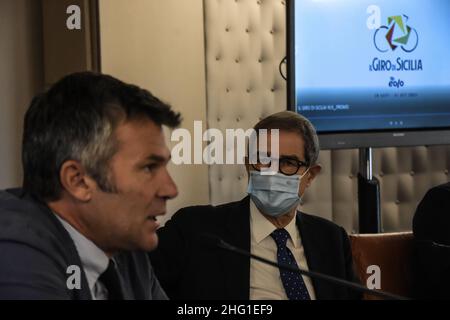 Foto Francesco Militello Mirto/LaPresse 16 settembre 2021 Palermo, ItaliaSport Ciclismo verso Palazzo d&#x2019;Orleans, sede della Presidenza della Regione Siciliana, &#xe8; stato presentato il giro di Sicilia 2021.nella foto: il Governatore della Sicilia nello MusumeciFoto Francesco Militello Mirto/LaPresse Settembre 16, 2021 Palermo, Italia Sport Cycling Press Presentation conference for 'il giro di Sicilia 2021' at Palazzo d'Orleans. Nella foto: Nello Musumeci Foto Stock