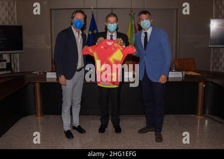 Foto Francesco Militello Mirto/LaPresse 16 settembre 2021 Palermo, ItaliaSport Ciclismo verso Palazzo d&#x2019;Orleans, sede della Presidenza della Regione Siciliana, &#xe8; stato presentato il giro di Sicilia 2021.nella foto: il Governatore della Sicilia nello Musumeci, l&#x2019;assessore allo sport e turismo Manlio Messina e l&#x2019;Amministratore Delegato di RCS Sport, Paolo BellinoPhoto Francesco Militello Mirto/LaPresse 16 settembre 2021 Palermo, Italia Sport Cycling Conferenza di presentazione stampa per 'il giro di Sicilia 2021' a Palazzo d'Orleans. Nella foto: Nello Musumeci, Manlio Foto Stock