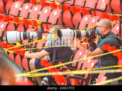 MAZATLAN, MESSICO - FEBBRAIO 03: Stampa fotografi, fotoreporter e fotografi sportivi Hector Vivas fotografo messicano, Carlos Ramirez fotografo venezuelano, , fotógrafos de prensa, fotoperiodista y fotógrafo de deportes , durante il gioco tra Venezuela e Repubblica Dominicana come parte della Serie del Caribe 2021 allo Stadio Teodoro Mariscal il 3 febbraio 2021 a Mazatlan, Messico. (Foto di Luis Gutierrez/Norte foto) Foto Stock