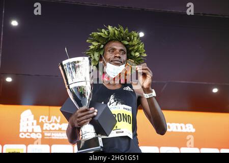 Foto Cecilia Fabiano/ LaPresse 19 Settembre 2021 Roma (Italia) Cronaca: XXVI Maratona di Roma nella Foto : la premiazione di Clement Langat Kiprono Foto Cecilia Fabiano/ LaPresse 19 Settembre 2021 Roma (Italia) Notizie : XXVI Maratona di Roma nel Pic : la premiazione di Clement Langat Kiprono Foto Stock