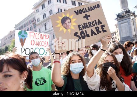 Roberto Monaldo / LaPresse 24-09-2021 Roma (Italia) Venerdì per il futuro - Global Climate sciopero nella foto Un momento della manifestazione Foto Stock