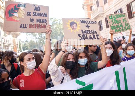 Roberto Monaldo / LaPresse 24-09-2021 Roma (Italia) Venerdì per il futuro - Global Climate sciopero nella foto Un momento della manifestazione Foto Stock