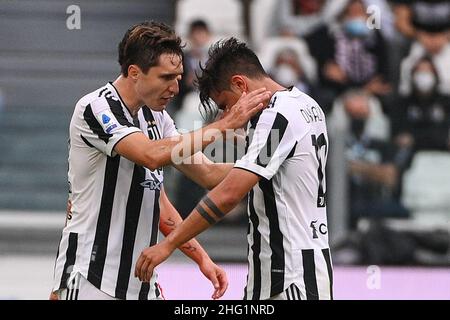 Marco Alpozzi/LaPresse 26 settembre 2021 Torino, Italia sport soccer Juventus Vs Sampdoria - Campionato Italiano Calcio League A TIM 2021/2022 - Stadio Allianz nella foto: Federico Chiesa (Juventus F.C.); Paulo Dybala (Juventus F.C.); feriti Foto Stock
