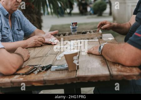 due uomini che giocano a scacchi all'aperto in estate Foto Stock