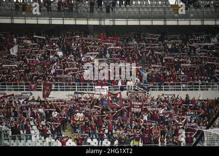 LaPresse - Fabio Ferrari 02 ottobre 2021 Torino, Italia sport calcio ESCLUSIVO TORINO FC Torino FC vs Juventus FC - Campionato Italiano Calcio League A TIM 2021/2022 - Stadio Olimpico Grande Torino. Nel pic:sostenitore Foto Stock