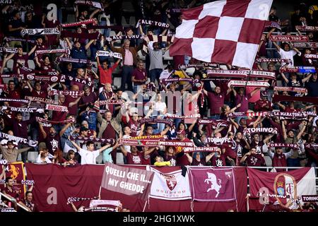 LaPresse - Fabio Ferrari 02 ottobre 2021 Torino, Italia sport calcio ESCLUSIVO TORINO FC Torino FC vs Juventus FC - Campionato Italiano Calcio League A TIM 2021/2022 - Stadio Olimpico Grande Torino. Nel pic:sostenitore Foto Stock