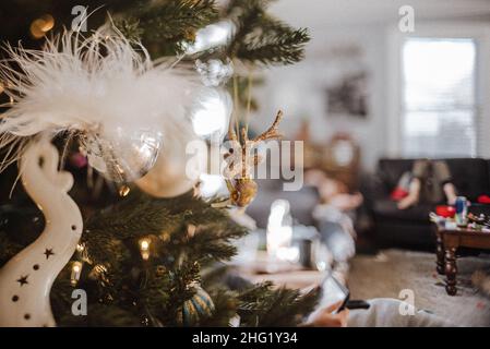 renna glittery ornamento albero di festa Foto Stock