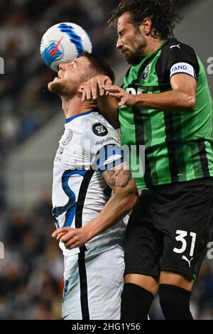 Massimo Paolone/LaPresse 2 ottobre 2021 Reggio Emilia, Italia sport soccer Sassuolo vs Inter - Campionato Italiano Calcio League A TIM 2021/2022 - Stadio Mapei nella foto: Milano Skriniar (FC Internazionale Milano) compete per la palla con Gian Marco Ferrari (U.S.Sassuolo) Foto Stock