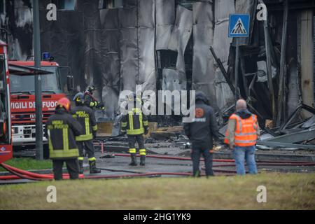Claudio Furlan/LaPresse 03 ottobre 2021 Milano News un velivolo ultraleggero, decollato da Milano Linate e diretto in Sardegna, si schiantò in un edificio a San Donato Milanese. Nella foto: Vigili del fuoco sul sito del crash Foto Stock