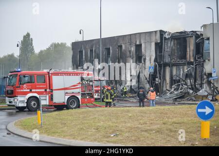 Claudio Furlan/LaPresse 03 ottobre 2021 Milano News un velivolo ultraleggero, decollato da Milano Linate e diretto in Sardegna, si schiantò in un edificio a San Donato Milanese. Nella foto: Vigili del fuoco sul sito del crash Foto Stock