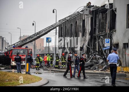 Claudio Furlan/LaPresse 03 ottobre 2021 Milano News un velivolo ultraleggero, decollato da Milano Linate e diretto in Sardegna, si schiantò in un edificio a San Donato Milanese. Nella foto: Vigili del fuoco sul sito del crash Foto Stock