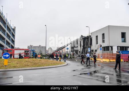 Claudio Furlan/LaPresse 03 ottobre 2021 Milano News un velivolo ultraleggero, decollato da Milano Linate e diretto in Sardegna, si schiantò in un edificio a San Donato Milanese. Nella foto: Vigili del fuoco sul sito del crash Foto Stock