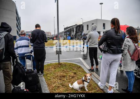 Claudio Furlan/LaPresse 03 ottobre 2021 Milano News un velivolo ultraleggero, decollato da Milano Linate e diretto in Sardegna, si schiantò in un edificio a San Donato Milanese. Nella foto: Vigili del fuoco sul sito del crash Foto Stock