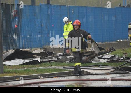Claudio Furlan/LaPresse 03 ottobre 2021 Milano, Italia NewsAn velivolo ultraleggero, decollato da Milano Linate e diretto in Sardegna, si schiantò in un edificio a San Donato Milanese. Nella foto: Vigili del fuoco sul sito del crash Foto Stock