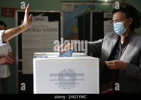 Cecilia Fabiano/LaPresse 03 ottobre 2021&#xa0; Roma, Italia Politica 2021 elezioni comunali di Roma, i romani scelgono il nuovo sindaco nella foto: Operazioni di voto in un seggio elettorale Foto Stock