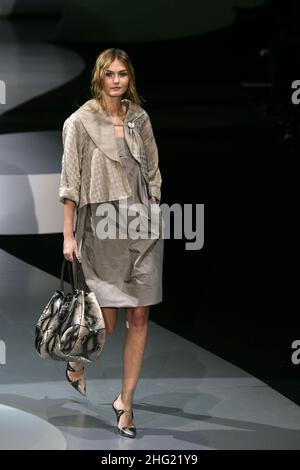 Un modello indossa una creazione della collezione di moda femminile di Giorgio Armani Primavera-Estate 2009, durante la settimana della moda femminile di Milano. *** Didascalia locale *** - Foto Stock