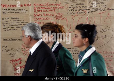 Aeroporto di Fiumicino a Roma, aerei e lavoratori di Aliatalia Foto Stock