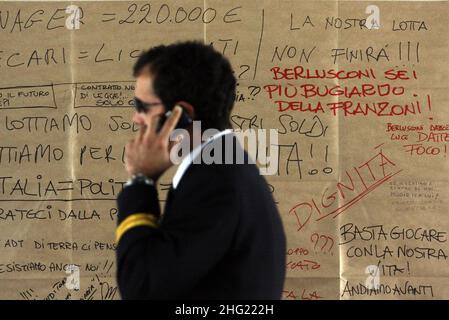 Aeroporto di Fiumicino a Roma, aerei e lavoratori di Aliatalia Foto Stock