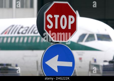 Aeroporto di Fiumicino a Roma, aerei e lavoratori di Aliatalia Foto Stock