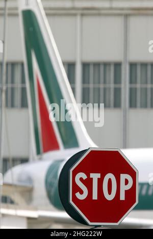 Aeroporto di Fiumicino a Roma, aerei e lavoratori di Aliatalia Foto Stock