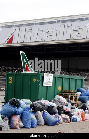 Aeroporto di Fiumicino a Roma, aerei e lavoratori di Aliatalia Foto Stock