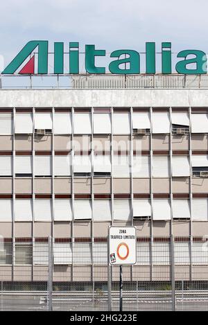 Aeroporto di Fiumicino a Roma, aerei e lavoratori di Aliatalia Foto Stock