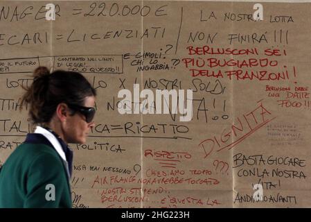 Aeroporto di Fiumicino a Roma, aerei e lavoratori di Aliatalia Foto Stock