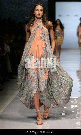 Un modello indossa una creazione della collezione Etro Primavera-Estate 2009 Donna, durante la settimana della Moda Donna di Milano. Foto Stock