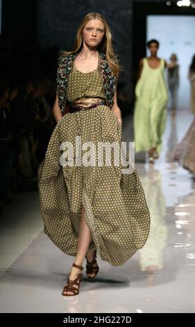 Un modello indossa una creazione della collezione Etro Primavera-Estate 2009 Donna, durante la settimana della Moda Donna di Milano. Foto Stock