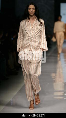 Un modello indossa una creazione della collezione Etro Primavera-Estate 2009 Donna, durante la settimana della Moda Donna di Milano. Foto Stock