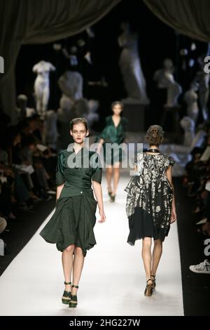 Un modello indossa una creazione della collezione di moda femminile Marras Primavera-Estate 2009, durante la settimana della moda femminile di Milano. Foto Stock