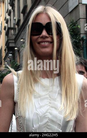 Claudia Schiffer ha visto a Milano durante la settimana della moda. Foto Stock