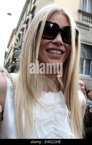 Claudia Schiffer ha visto a Milano durante la settimana della moda. Foto Stock