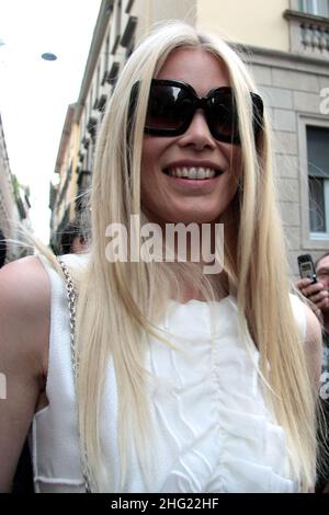 Claudia Schiffer ha visto a Milano durante la settimana della moda. Foto Stock