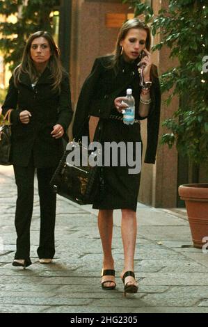 Allegra Versace è avvistato facendo una passeggiata con la sua guardia del corpo a Milano. Foto Stock
