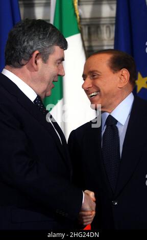 Il Premier italiano Silvio Berlusconi scuote le mani con il primo ministro britannico Gordon Brown Foto Stock