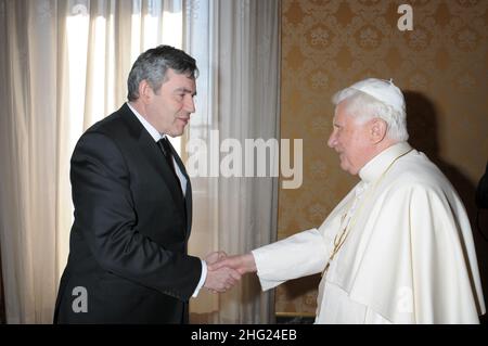 Gordon Brown scrolla le mani con Papa Benedetto XVI Foto Stock