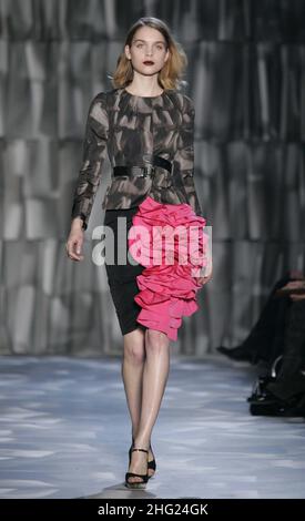 Modello in passerella durante lo spettacolo Moschino Autunno/Inverno 2009 a Milano. Foto Stock