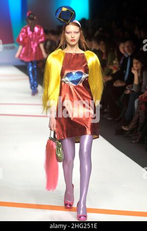 Un modello in passerella durante lo spettacolo Agata Ruiz de la Prada alla settimana della Moda di Milano Autunno/Inverno 2009 a Milano. Foto Stock