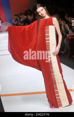 Un modello in passerella durante lo spettacolo Agata Ruiz de la Prada alla settimana della Moda di Milano Autunno/Inverno 2009 a Milano. Foto Stock