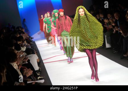 Un modello in passerella durante lo spettacolo Agata Ruiz de la Prada alla settimana della Moda di Milano Autunno/Inverno 2009 a Milano. Foto Stock