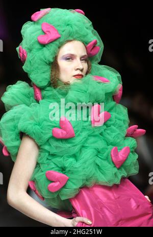 Un modello in passerella durante lo spettacolo Agata Ruiz de la Prada alla settimana della Moda di Milano Autunno/Inverno 2009 a Milano. Foto Stock